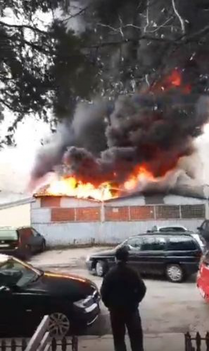 Imagini de coşmar la Arad: incendiu de proporţii, coloană uriaşă de fum în aer (VIDEO) 