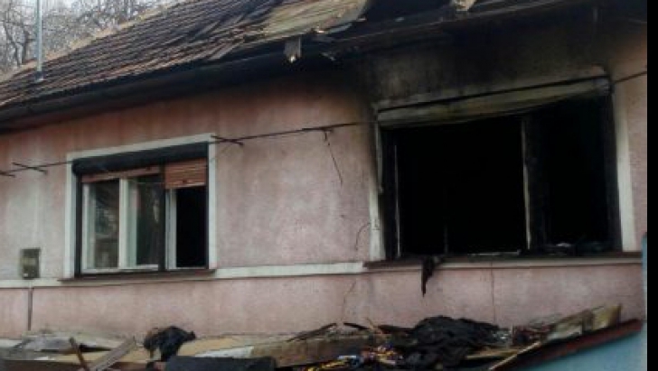 Incendiu puternic în Lupeni: doi oameni au ajuns în stare gravă la spital din cauza arsurilor