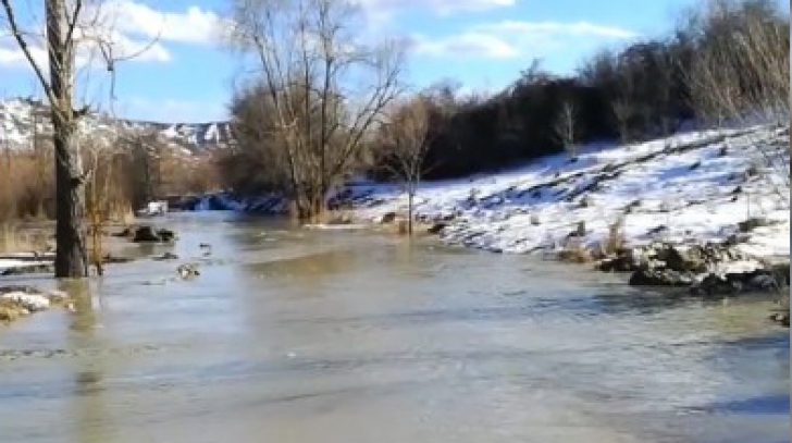 Drumul județean dintre Pardoși și Murgești, închis după ce o porțiune din șosea a fost inundată