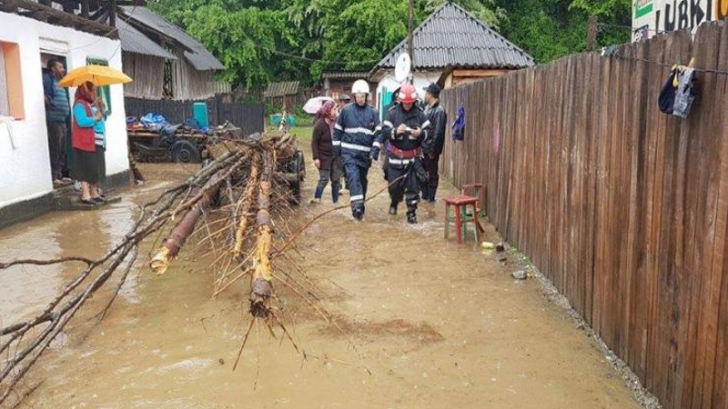UPDATE: Şoseaua de centură din Târgoviştei, parţial blocată, inundații în Dâmboviţa şi Argeş (VIDEO)