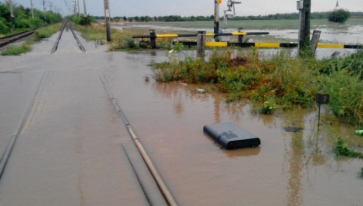Zeci de locuinţe inundate în Teleorman. Circulaţie feroviară oprită din cauza topirii zăpezii