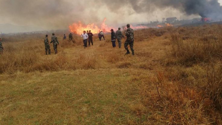 Un avion cu 71 de oameni la bord s-a prăbușit în Nepal și a luat foc la impact. Zeci de morți