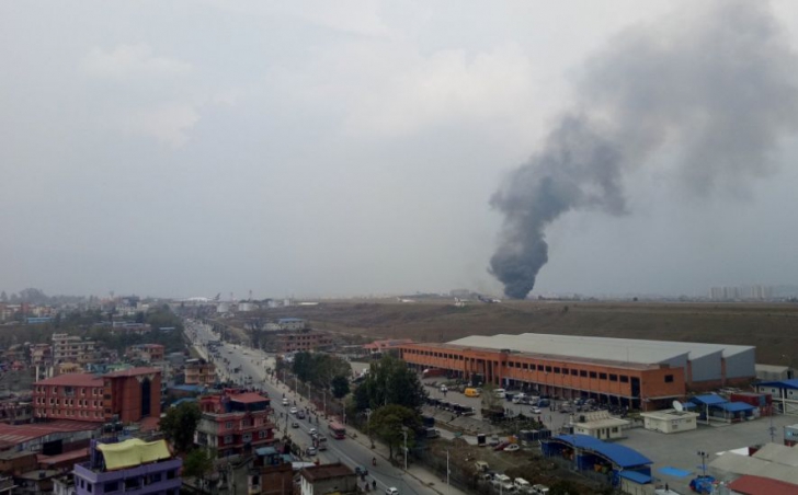 Un avion cu 71 de oameni la bord s-a prăbușit în Nepal și a luat foc la impact. Zeci de morți