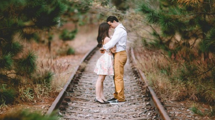 Cei doi iubiți s-au sărutat, s-au luat de mână și au sărit în fața trenului, îngrozind mulțimea