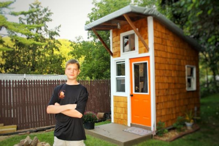 Și-a construit singur locuința la care visa. Imagini de poveste din casa care costă cât un telefon 