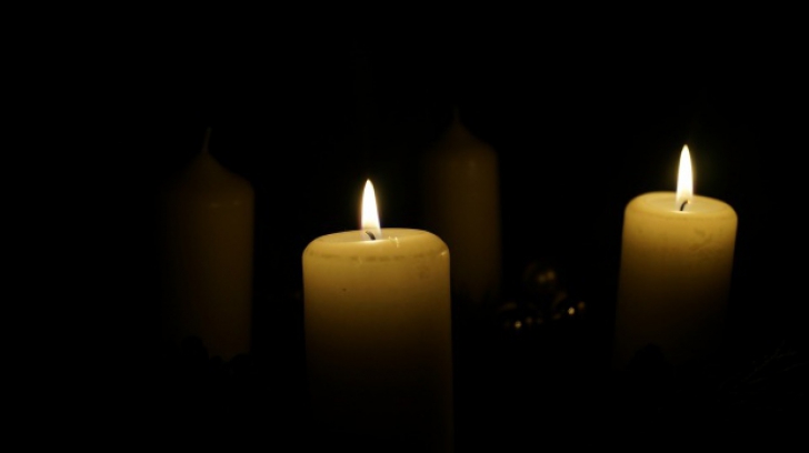 Zeci de persoane care au suferit la Colectiv, au aprins lumânări la Ambasada Rusiei 