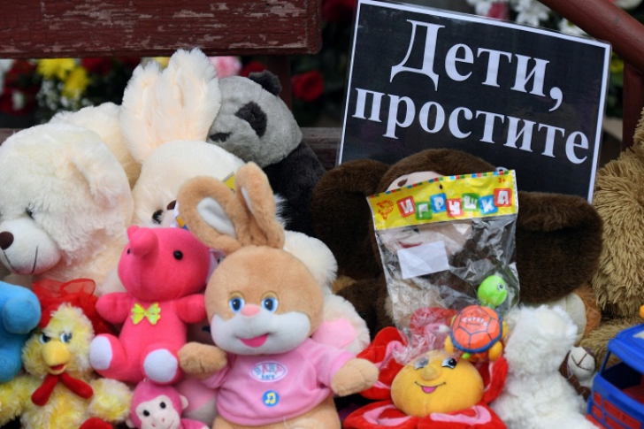 Jucării, flori și lumânări aprinse pentru cei zeci de morți la mall, majoritatea copii
