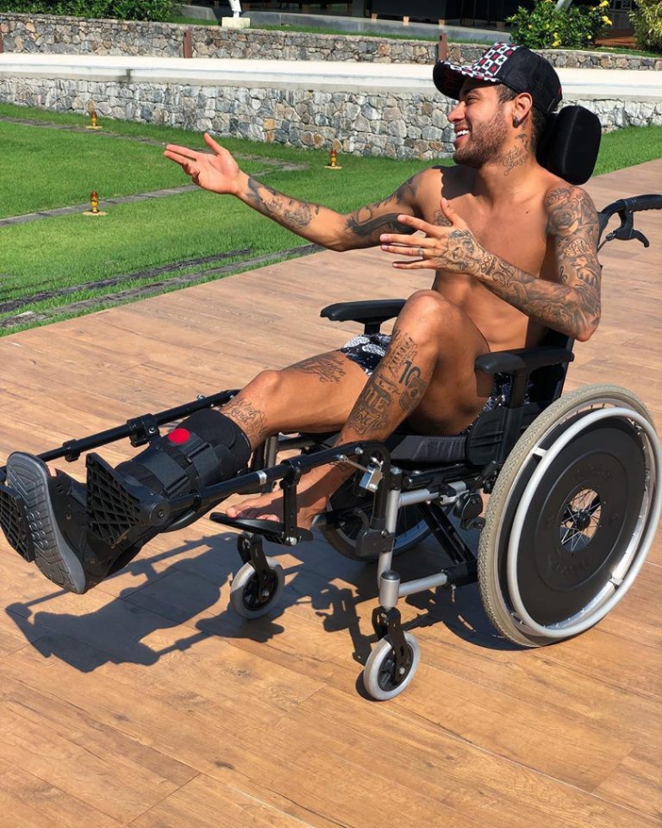 Neymar s-a făcut de râs! A vrut să-i aducă un omagiu lui Stephen Hawking, dar a dat-o în bară