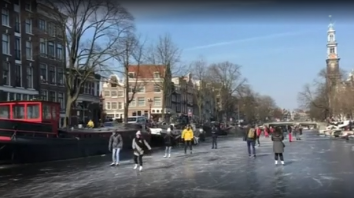 Unora le place gerul! Olandezii au înlocuit bicletele cu patine (VIDEO)