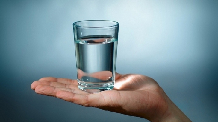 Bea apă și vei slăbi până la 9 kilograme în aproximativ 3 săptămâni, fără a ține dietă