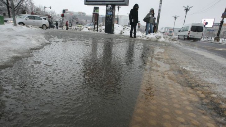 Polei şi precipitaţii mixte în Bucureşti şi alte judeţe. Ce drumuri sunt închise