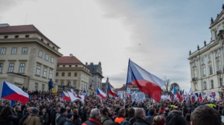 Mii de cehi în stradă, după ce un fost milliţian comunist a fost pus să verifice poliţia