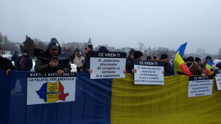 Protest în Parcul Izvor // Manifestanții au vrut să intre cu forța în Palatul Parlamentului
