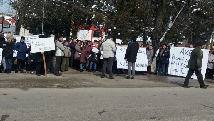 Protest zgomotos la Arad, şoferii s-au săturat să dea în gropi 