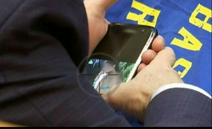 Senator PSD, prins uitându-se pe telefon la poze sexy în timpul ședinței solemne