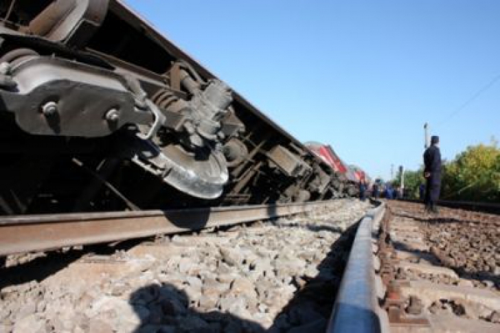 Un tren cu vagoane tip cisternă s-a răsturnat pe un pod, în Constanţa
