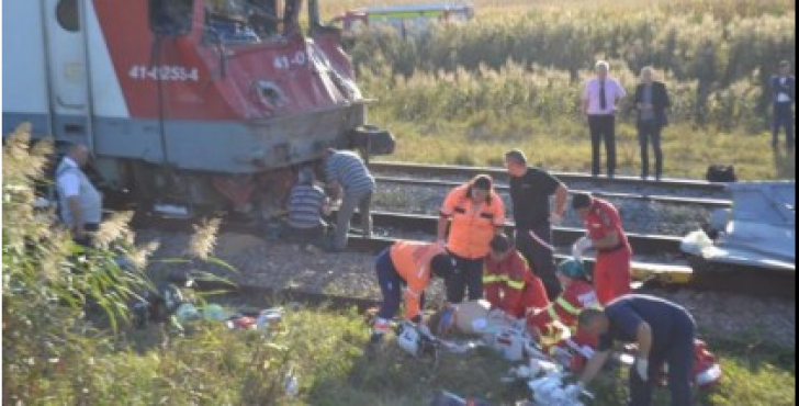 Mașină spulberată de tren la Brăila. Două persoane au murit pe loc. Traficul feroviar a fost reluat