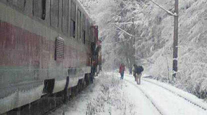CFR Călători a anulat, vineri dimineaţa, 46 de trenuri din cauza condiţiilor meteo nefavorabile