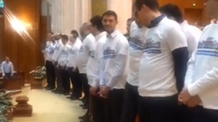 VIDEO. Protest USR în plen, la legile justiţiei. Cu spatele la plen şi tricouri #FaraPenali