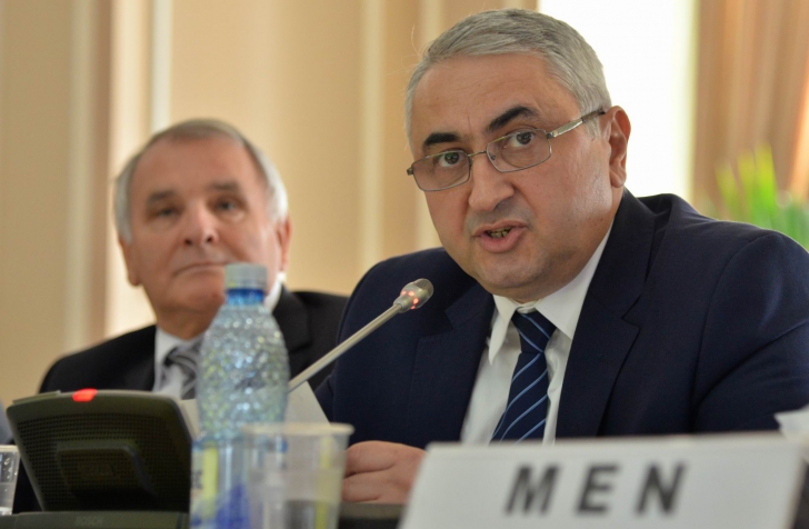 Ministrul Educaţiei "rezolvă problemele" cu ameninţări şi îndemnuri la dezbinare