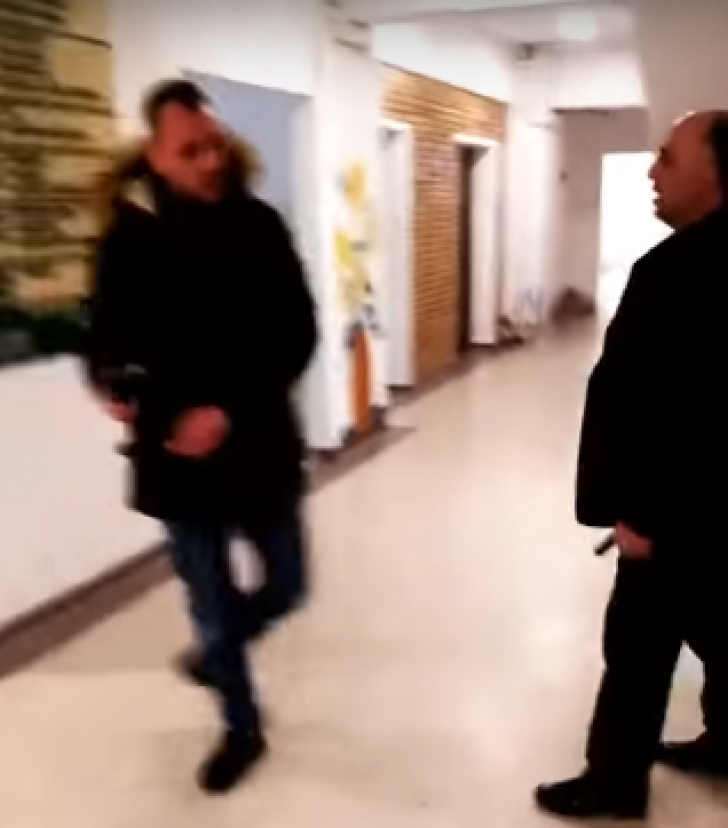 Scenă halucinantă în spitalul din Câmpina: vizitator lovit cu bastonul de un paznic (VIDEO)