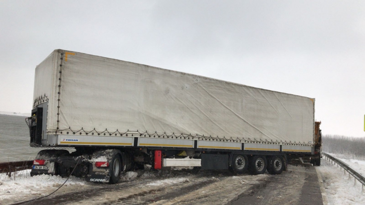 DN 3, drumul care leagă Constanţa de Bucureşti, blocat de un TIR derapat