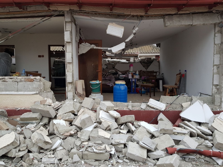Exploziţie puternică la Năvodari - o casă distrusă, două persoane rănite