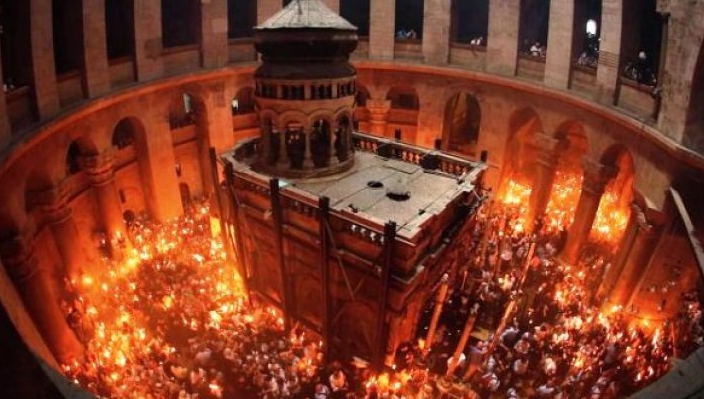 Când va ajunge Lumina Sfântă de la Ierusalim în România. Ora la care reprezentanții eparhiilor din țară o vor putea lua