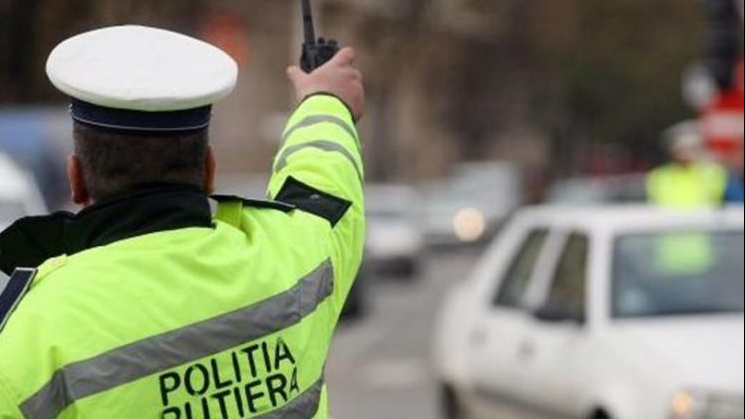 Accident în fața Guvernului. Un polițist pe motocicletă a lovit un pieton pe trecere