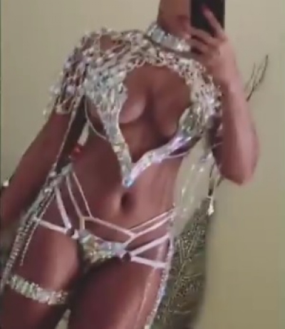 Usain Bolt are o iubită desprinsă, parcă, din filmele pentru adulţi. Bruneta i-a înnebunit pe toţi