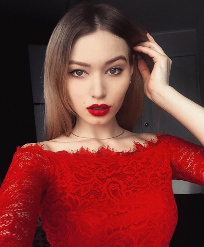 Şi-a văzut casa pe Instagram, la o străină. A verificat contul bombei sexy de 19 ani. A divorţat!