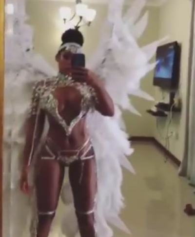 Usain Bolt are o iubită desprinsă, parcă, din filmele pentru adulţi. Bruneta i-a înnebunit pe toţi