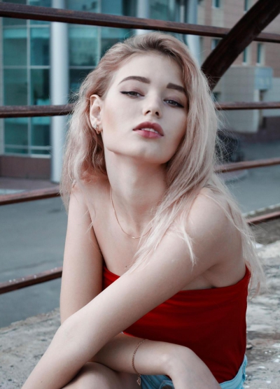 Şi-a văzut casa pe Instagram, la o străină. A verificat contul bombei sexy de 19 ani. A divorţat!