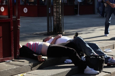 "Nu mai beau vreodată!". Imagini surprinse cu petrecăreți căzuți 