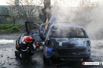 Accident violent pe Centura Capitalei. Maşină în flăcări, după impactul cu un copac: un mort / Foto: ISU Bucuresti-Ilfov