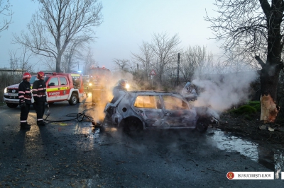 Accident violent pe Centura Capitalei. Maşină în flăcări, după impactul cu un copac: un mort / Foto: ISU Bucuresti-Ilfov