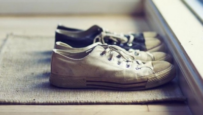 Motivul incredibil pentru care NU trebuie să umbli &icirc;ncălţat prin casă