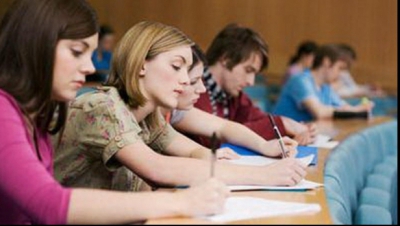 Studenții și elevii români vor putea studia din nou gratuit în Regatul Unit (foto: arhivă)