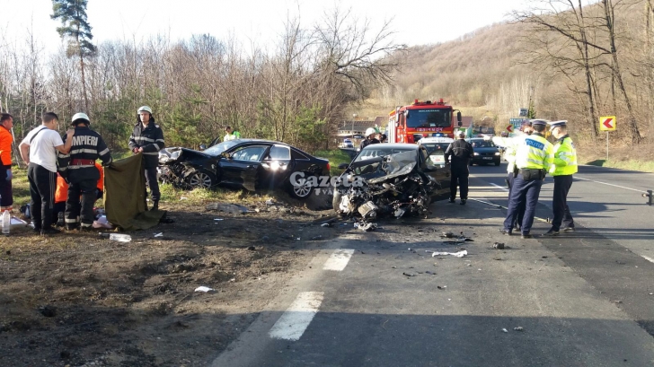 Tragedie în Vâlcea. Un copil de 2 ani a murit, altul luat cu elicopterul SMURD după o depășire auto