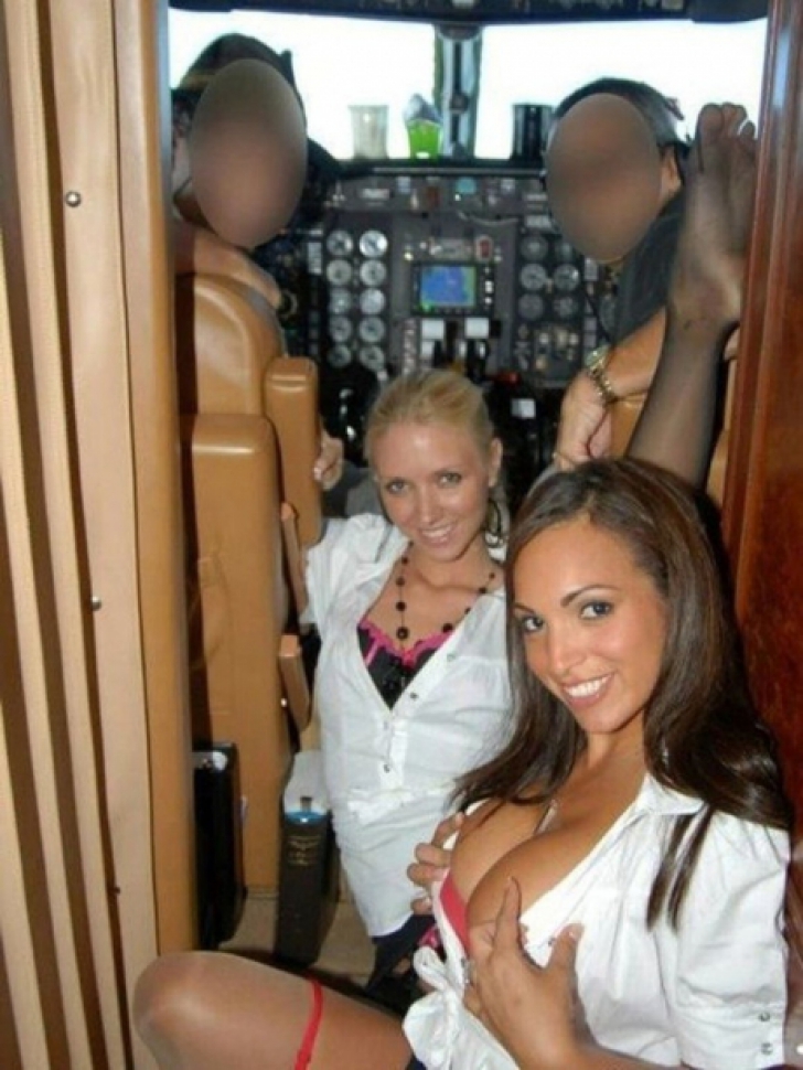Ce fac stewardesele după ce trag perdeaua şi ajung la piloţi. Parcă se turna un film pentru adulţi