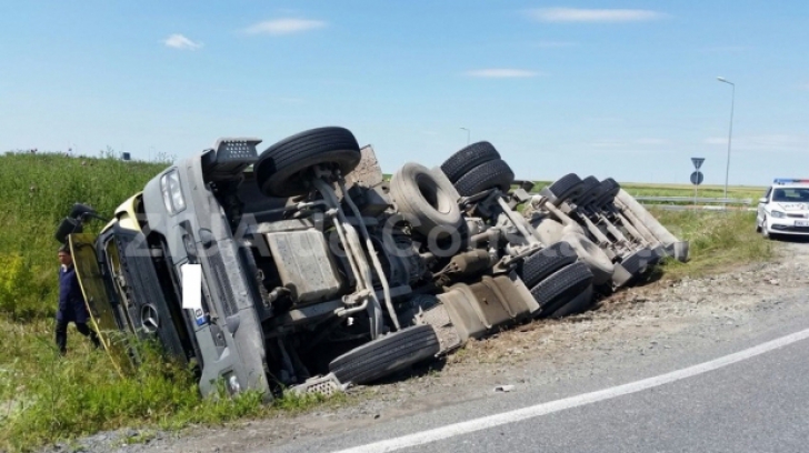 Trafic îngreunat pe Autostrada Sibiu - Deva: Şoferul unui autocamion a adormit şi s-a răsturnat