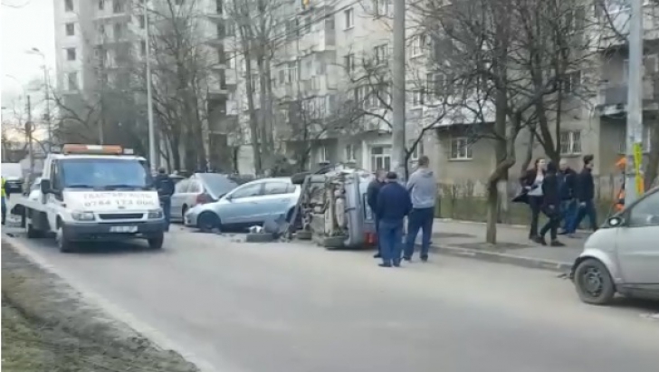 Accident grav în Capitală. Nouă maşini distruse, după ce un turc a pierdut controlul volanului