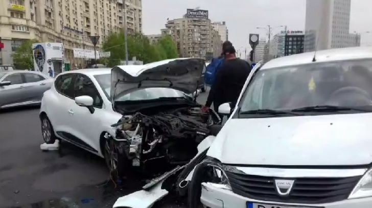 Accident înfiorător la Piaţa Victoriei: bucăţi din maşini au sărit pe asfalt, după un impact violent