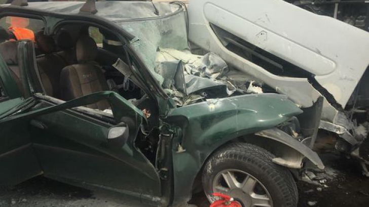 Accident grav. Un şofer a murit după ce a intrat cu maşina într-un tir