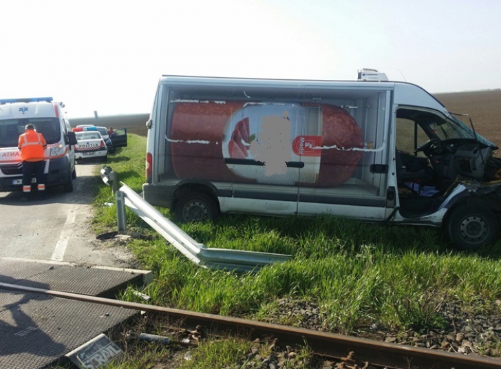 Accident grav în judeţul Timiş, un tren a lovit în plin o dubă