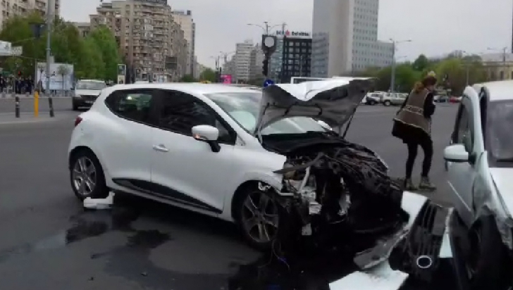 Accident înfiorător la Piaţa Victoriei: bucăţi din maşini au sărit pe asfalt, după un impact violent