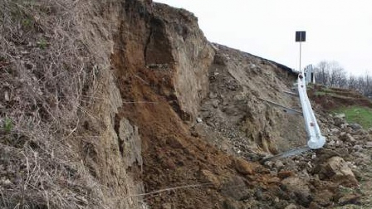 Alunecare de teren în comuna Chiojdeni, Vrancea: "Curge pământul la vale tot timpul" / Foto: Arhivă