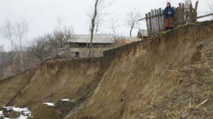 Alunecare de teren în Vrancea. 19 locuinţe, în pericol