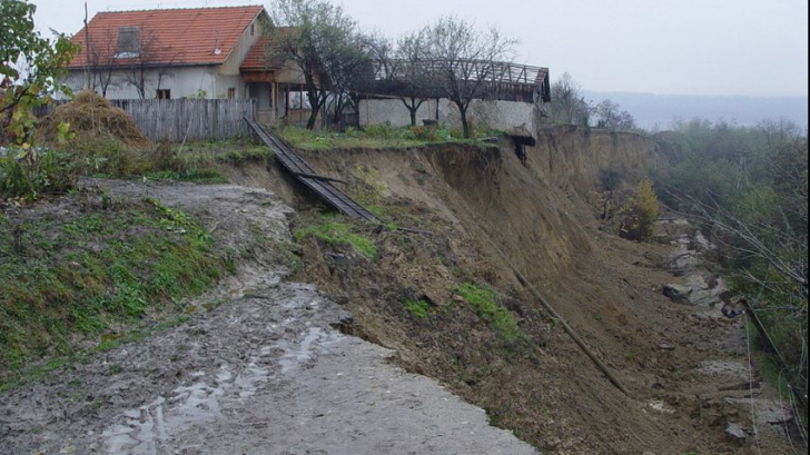 Alunecări devastatoare de teren în Vrancea(Video)