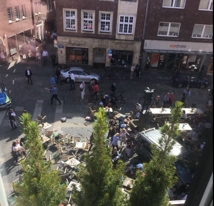 Atac în Germania! O maşină a intrat în mulțime. Mai mulți morți și răniți